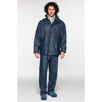 Completo in poliuretano formato da giacca con cappuccio richiudibile nel collo e pantalone con elastico