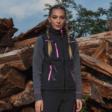 Gilet, modello Universe, in Softshell con membrana U-Tex che rende il tessuto impermeabile, fodera interna in morbido micro-ﬂeece ﬂuo e chiusura centrale