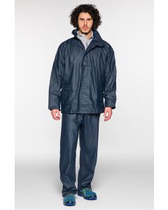 Completo in poliuretano formato da giacca con cappuccio richiudibile nel collo e pantalone con elastico